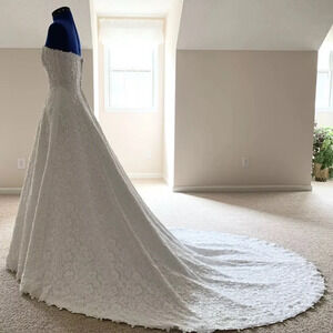 David's Bridal Michelangelo lace sequins beaded wedding dress white